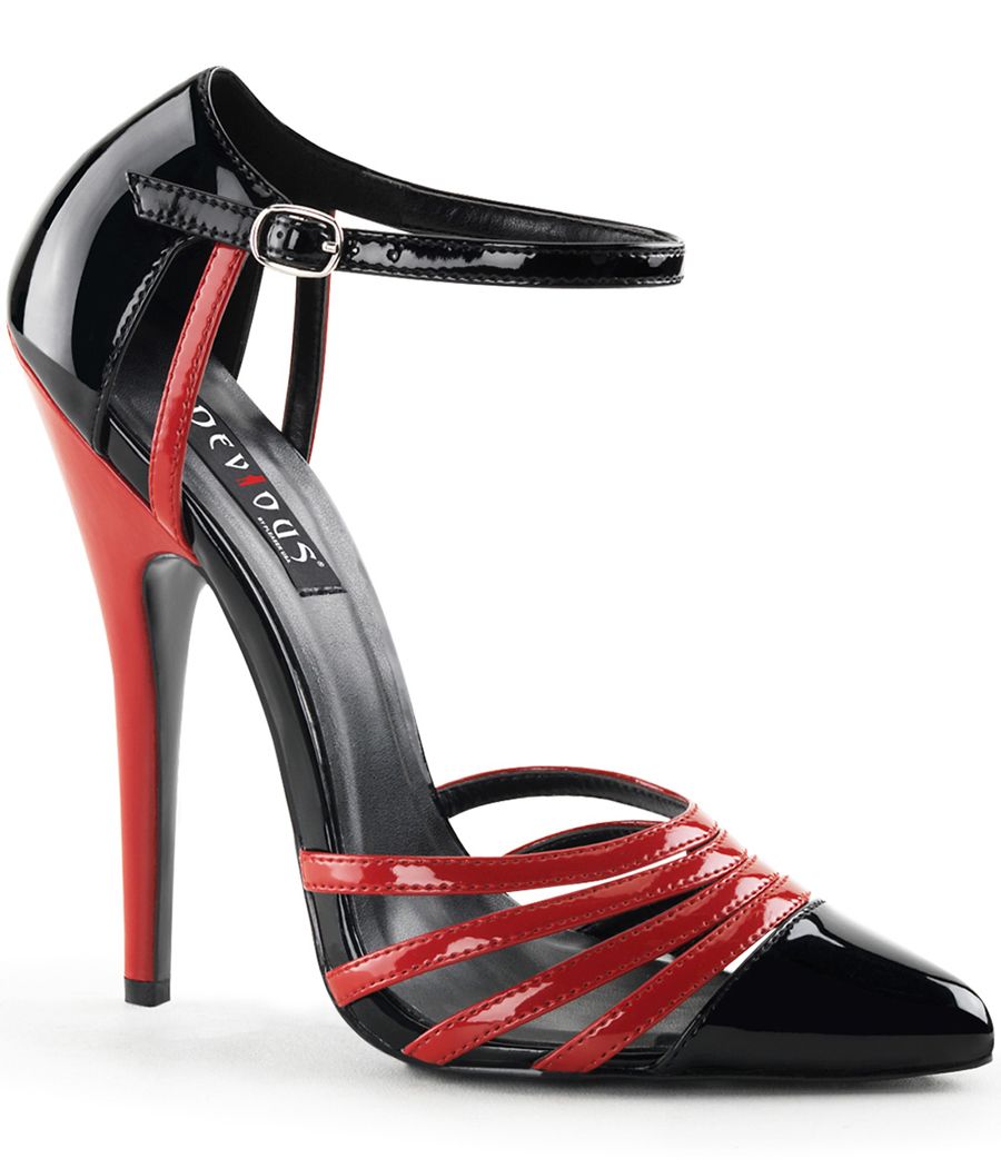 Porter des escarpins Dominatrice vernis talon haut